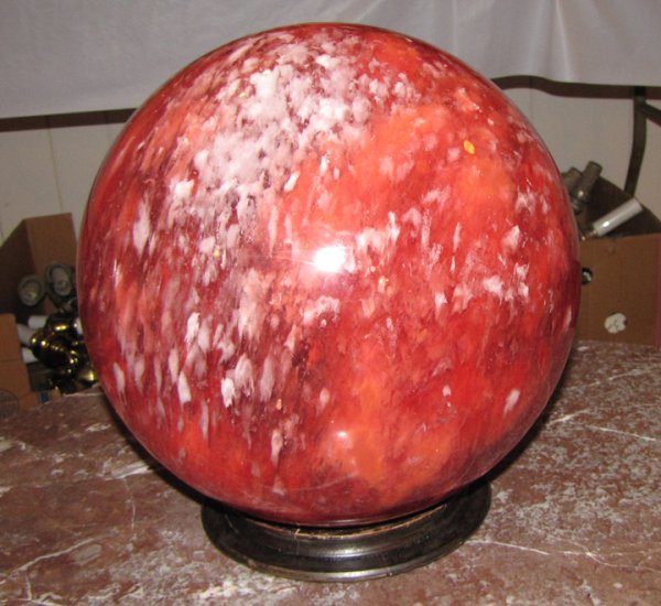 LG GAZING BALL IN RED QUARTZ ON STAND 3325