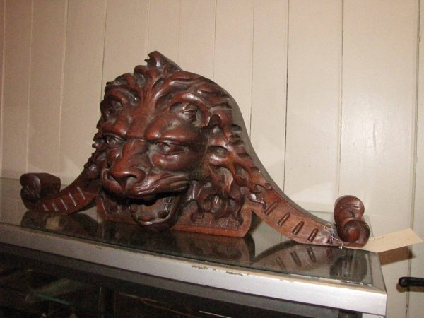 CARVED WALNUT LION HEAD CREST WITH OPEN MOUTH 3616 - 2