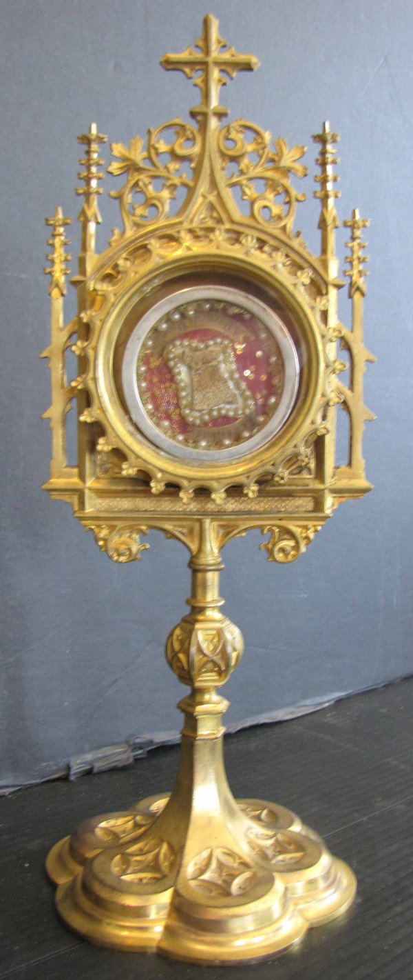 CAST BRONZE GOLD DORE' GOTHIC RELIQUARY 1598: Cast bronze gold dore' gothic reliquary, reads "Ex ossibus' and 'S. Gerardi Maiella' Dimensions: 14.5'H x 5.5'W Age: 1880 Material: Bronze