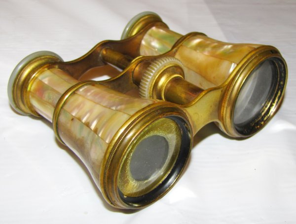 EXPANDABLE OPERA GLASSES W/ MOTHER OF PEARL 1501: Expandable Opera glasses with Mother Of Pearl, signed Audemair-Paris Dimensions: 1.75"H x 3"L (expanded) 4.5"W Age: 1900 Material: Mother of Pearl &
