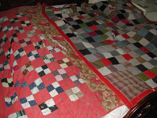 2 VINTAGE ANTIQUE QUILTS (4194): Set of 2 Vintage antique quilts. Dimensions: 64.5" x 75.5" & 56" x 74.5" Age: Material: Quilt/cloth