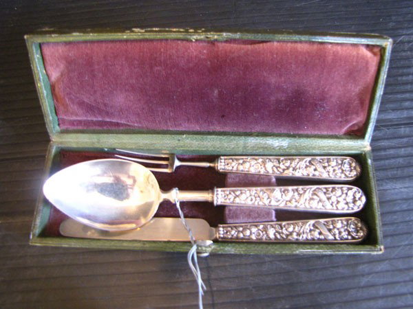 EARLY 19TH CEN.TRAVEL LADIES SILVERWARE SET (1660): Early 19th Century 3 piece travel ladies English Silverware service, marked. Dimensions: Age: Early 19th Century Material: Silver