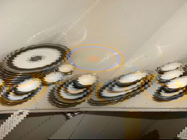 30 PC COBALT & GILT DINNERWARE SET, MRKD (1646): 30 piece Cobalt & gilt dinnerware set, including; 8 dinner plates (Mintons Gilman Collamore & Co. New York), 6 dessert plates & 8 demi-tassi's w/ saucers (Limoge, France), & 2 D & C France L. Bernarda