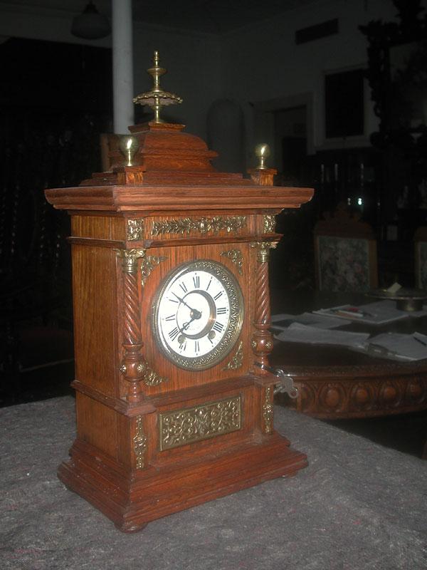 1ST CLASS NEW HAVEN OAK CLOCK W/ BZ MOUNTS 4126: First class New Haven Oak clock with spiral columns bronze capitols & mounts including Cupid heads. Dimensions: 22"H x 11.25"W x 6.75"D Age: 1890 Material: Oak