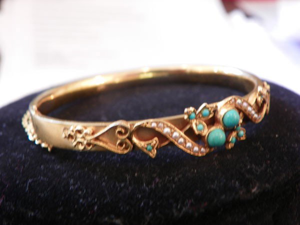 14K YLW GOLD BRACELET W/ PEARLS & TURQUOSE 1590: 14K yellow gold bangle bracelet with pearls & turquoise stone accent designs, bracelet includes safety chain. 11.3 grams. Material: 14K yellow gold, turquoise stones, & pearls. Age: Circa 1960