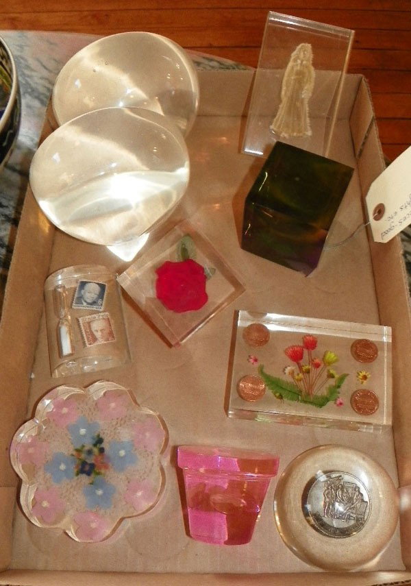 BOX OF 10 LUCITE PCS DÉCOR/PAPERWEIGHTS (4571)