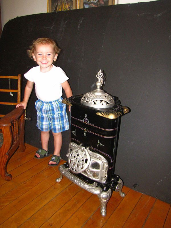 SMALL ROYAL GAS POT BELLY STOVE (991609): Small Royal gas pot belly stove. Dimensions: 31"H x 16.5"W x 12"D Age: Material: