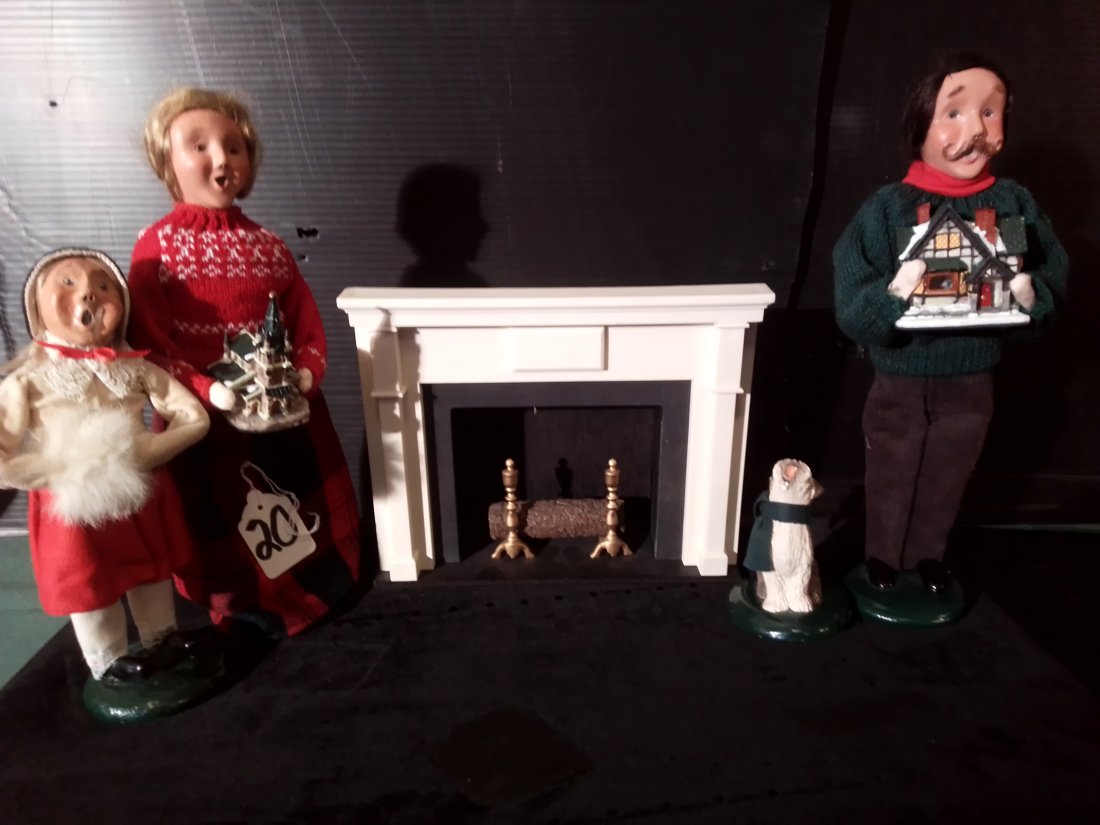 Byers choice ltd. Carolers family w/ fire mantle - mom, dad, daughter and dog (1 of 11)