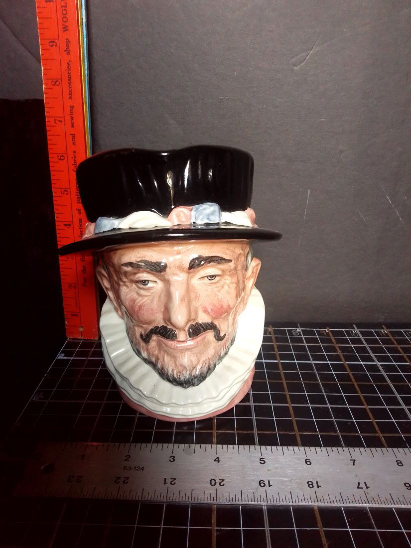1945 Royal Doulton large Toby mug Beefeater (1 of 6)