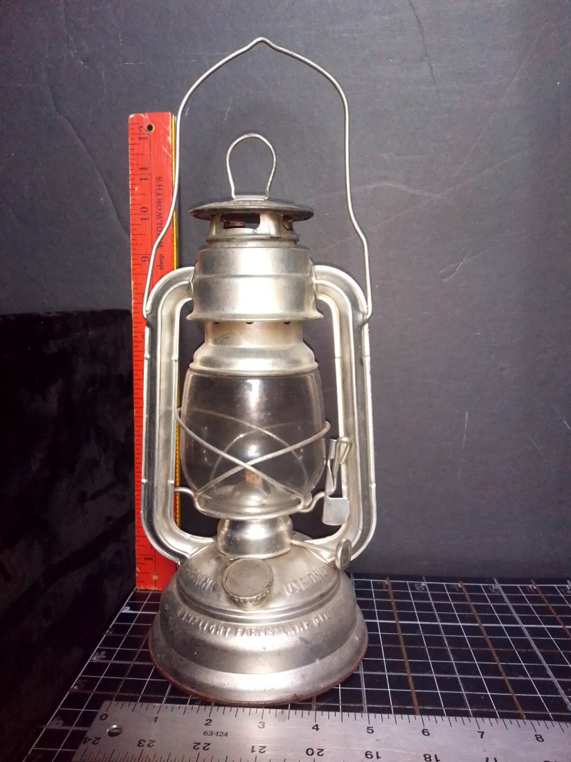 Nice clean lamplight farms silver oil lamp: Nice clean lamplight farms silver oil lamp. I am not sure how old this land is and it may be a reproduction but looks to be a nice usable lamp in which has the appearance as though as it was probably 