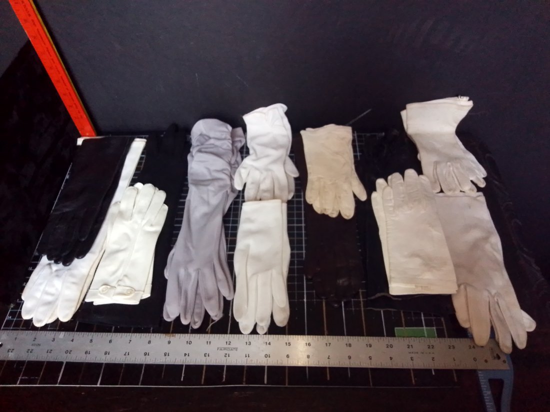 13 pairs of Vintage ladies gloves, Jordan Marsh, Lady Gay, Lavaris, Superb, Fownes +: 13 pairs of Vintage ladies gloves, those which were marked or tagged are by Jordan Marsh, Lady Gay, Lavaris, Fownes Touch, Fownes embraceable and Superb. The others were not marked or tagged.These ran