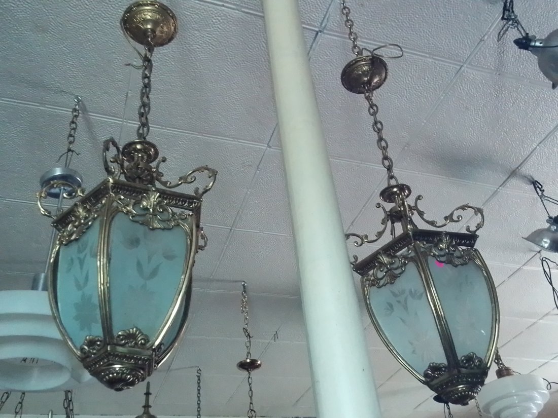 Pair of cast brass chandeliers with 5 bent and cut glass panels, pendulum light fixtures: Pair of cast brass chandeliers with 5 bent and cut glass panels, light fixtures.These are reproduction chandeliers made approximately 20 years ago. One glass panel has been replaced.38" long x 14" dia