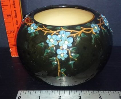 Vintage Weller? Pottery bowl high relief dainty Vines and flowers dark green background (1 of 13)