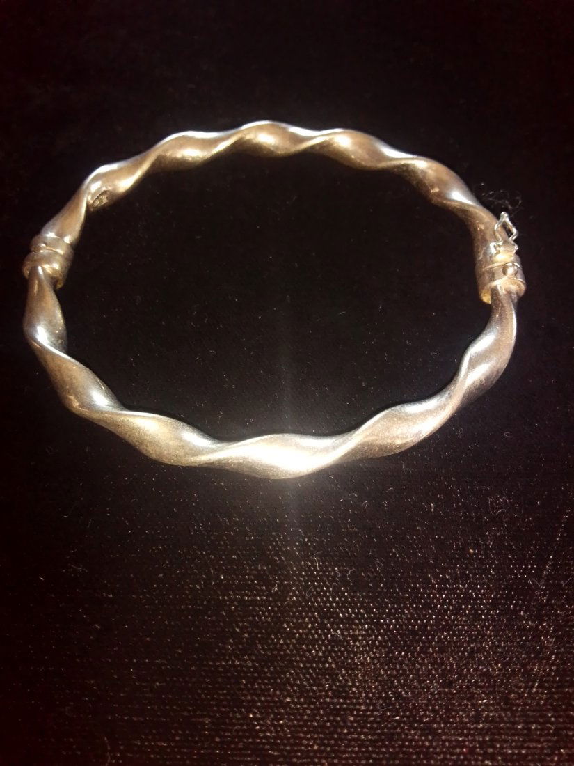 925 Sterling Minor Italy oval hollow twist bangle bracelet, 2 3/4" x 2 1/2"" .36 Troy ounces (1 of 7)