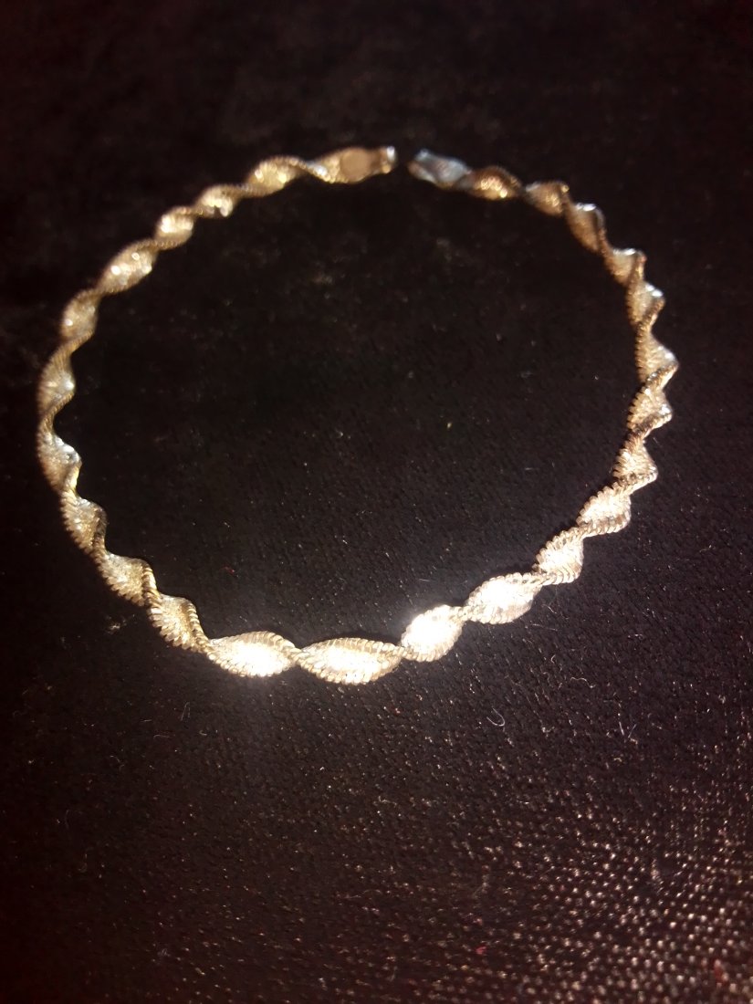 925 Sterling SU Italy dainty herringbone twist bracelet, 7"" .085 Troy ounces, no clasp: 925 Sterling SU Italy dainty herringbone twist bracelet, 7"" .085 Troy ounces. No clasp.Photos make this look gold but it is very silver. I will need to re-shoot some photos soon. Please note: my opin