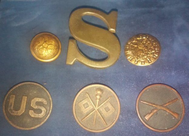 Vintage military items, pins & button, civil war to world war II? (1 of 11)