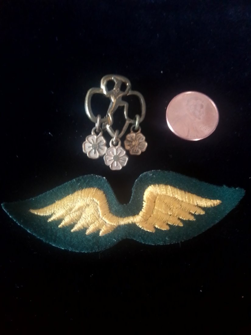 Vintage girl scout pin with three flowers and girl scout wings patch: Vintage girl scout pin with three flowers and girl scout wings patch. Please note: my opinion to condition may vary from yours and I do my best to note any issues. Please make sure to view all photos