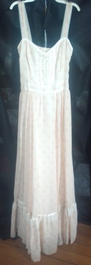 Vintage Gunne Sax by Jessica prairie dress lace shoulder straps floral Pearl button: Vintage Gunne Sax by Jessica prairie dress lace shoulder straps floral Pearl button front. This dress to me has a peach tone with a floral pattern and white lace straps and lace near the bottom. This 