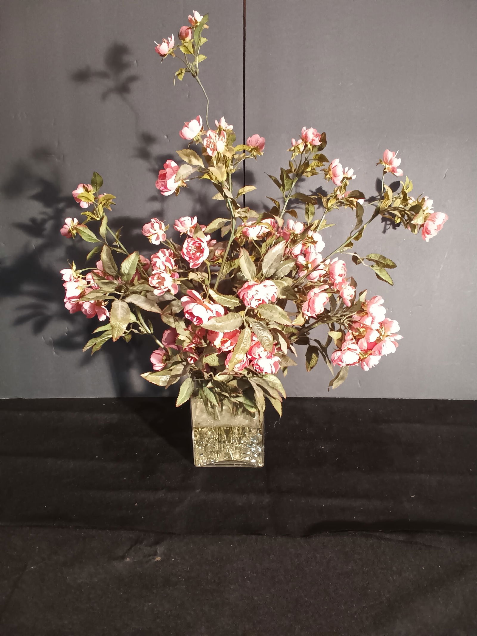 Mid Century Modern Pink silk flowers Floral arrangement in clear glass vase: Mid Century Modern Pink silk flowers Floral arrangement in clear glass vase Set into A clear epoxy With Oval glass jewels Having the resemblance of air bubbles. Circa 1960, 24" tall. Please help me g