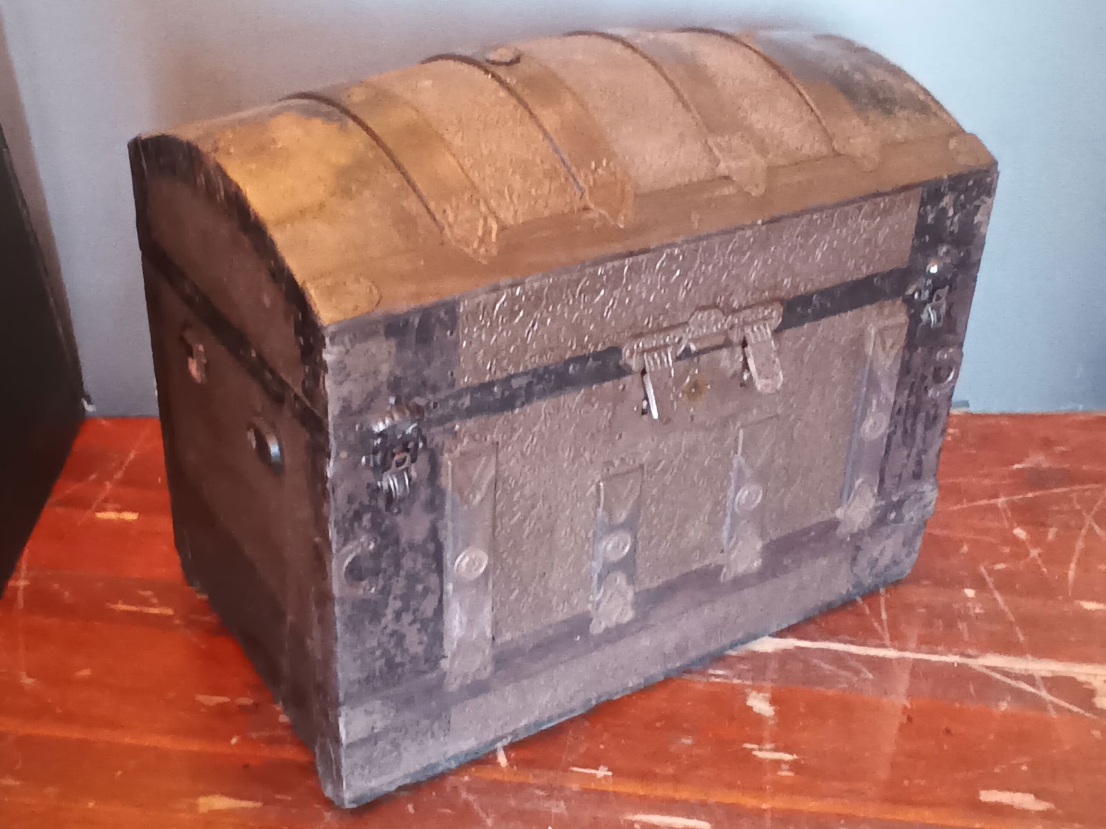 Great medium sized Victorian Dome top trunk with insert Circa 1880 (1 of 10)