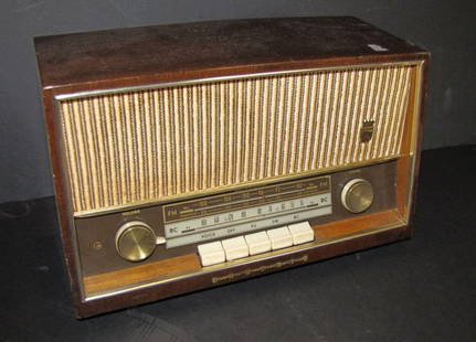 MODEL 96U GRUNDIG RADIO (NOT WORKING) 1531: Model 96U Grundig radio with 2 knobs. This radio needs a tune up because it's not working. Dimensions 8 1/2"H x 13 1/2"W x 6 1/4"D. Age C.1950