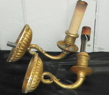 PAIR OF BRASS SINGLE ARM CANDLESTICK WALL SCONCES 1514: Pair of brass single arm candlestick wall sconces with acanthus leaf and ribbed back plate. Each sconce is 10"H x 4"W x 8"D