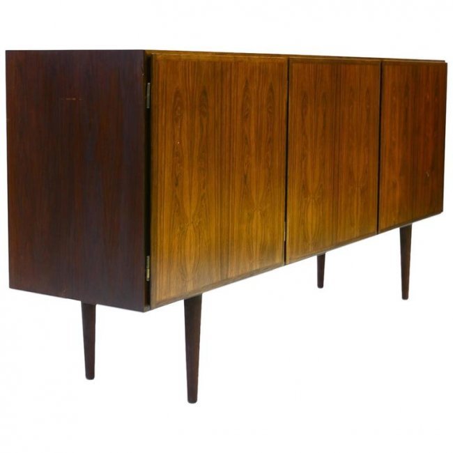 Gunni Omann Model 30 Rosewood Credenza for Omann Jun: A finely-grained rosewood Model 30 credenza by Danish Mid-Century designer Gunni Omann for Omann Jun.Upper drawer and adjustable shelf in the left compartment. Double adjustable shelves in the centre
