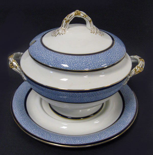 Spode soup tureen. Copeland Spode blue and white s: Spode soup tureen. Copeland Spode blue and white soup tureen with gilt trim. Good condition. Appropriate age wear. 11''h x 13'' dia. underplate. $80-120