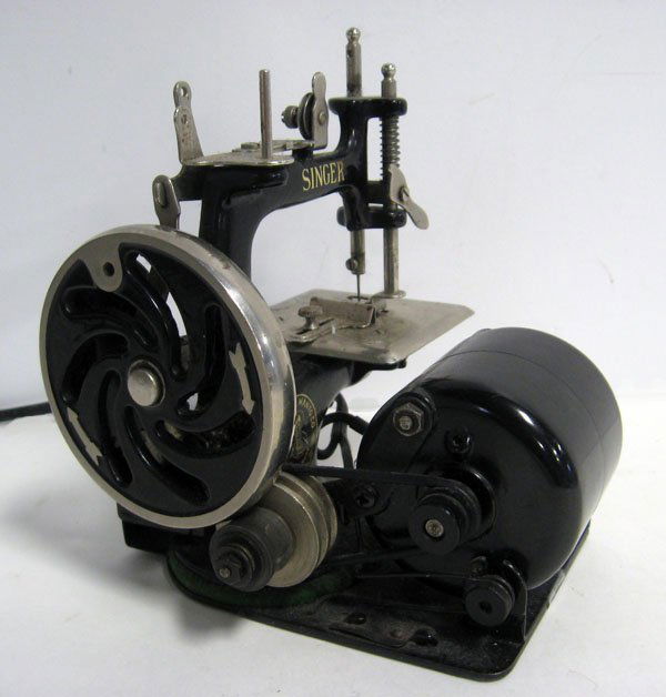 Singer cast iron toy electric sewing machine. Very good: Singer cast iron toy electric sewing machine. Very good condition. Motor works. Appropriate age wear. $70-100
