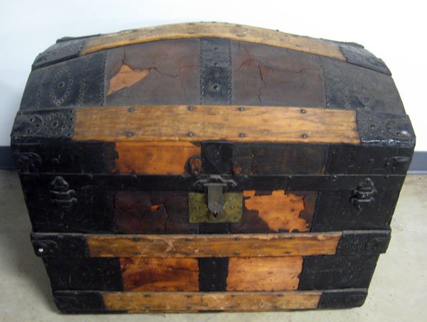Hump back trunk with full interior. As found condition.: Hump back trunk with full interior. As found condition. Note handles missing and damaged leather. $80-120