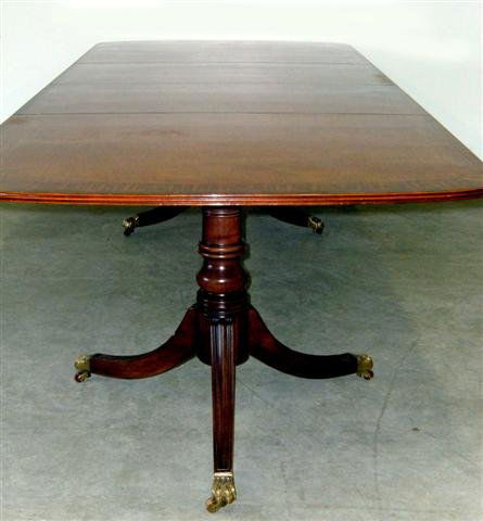 Henredon mahogany dining table & 6 chairs. Ca 1960: Henredon mahogany dining table and six chairs. Ca 1960. Duncan Phyfe style, banded inlay, two leaves, brass claw cup casters. Chairs are Chinese Chippendale style. Two armchairs and four side chairs.