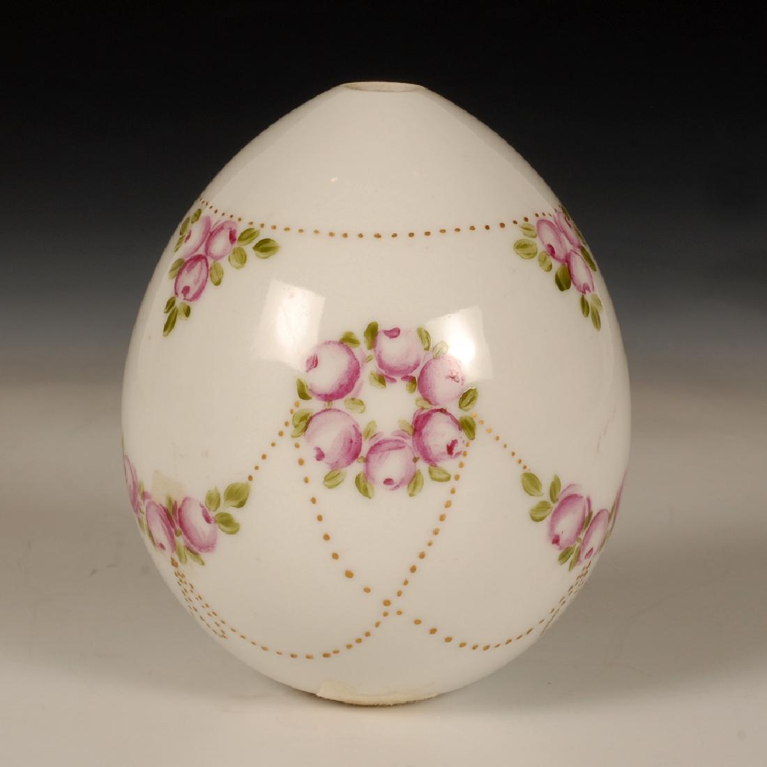 A Russian porcelain Easter egg with rose garlands (1 of 2)