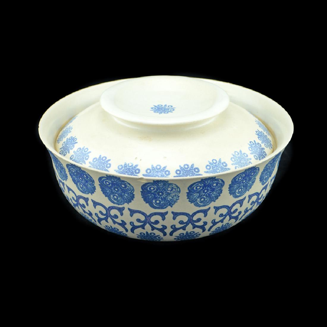 Eva Zeisel, Monmouth Colonial Large Casserole: Eva Zeisel, a large circular Casserole with cover, Colonial decoration pattern, Eva Zeisel Fine Stoneware, Monmouth Pottery, Western Stoneware Company, Monmouth, Illinois, circa 1953-1954. Standard bl