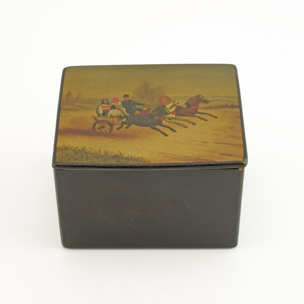 A Russian lacquer trinket box, Fedoskino Artel (1 of 7)
