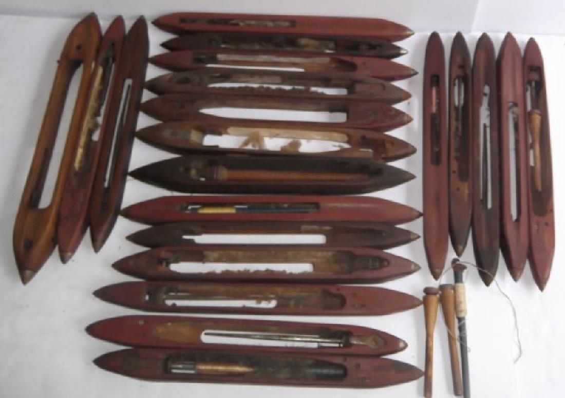 21 Vintage Textile Wood Boat Shuttles: 21 Vintage Textile Wood Boat Shuttles including Jacob Walder; Draper. Used condition; some not complete. Largest measures 16 inches long.
