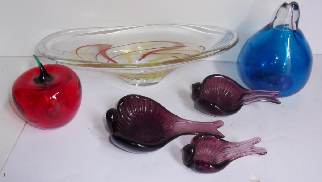 6 piece art class lot: 6 piece art class lot including Blenko Apple, bowl, nesting birds. Chip on beak of birds. Largest measures 13 1/2 inches long.