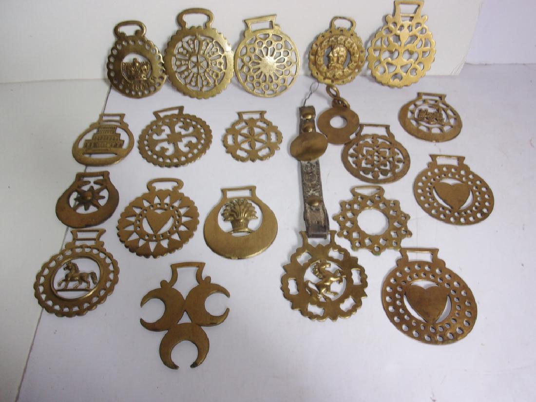 20 vintage horse brasses: 20 vintage horse brasses. Use condition.