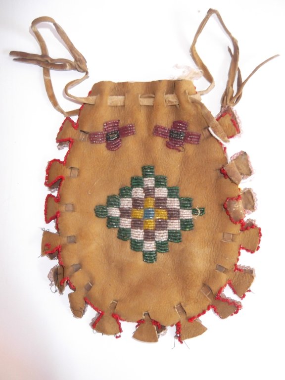 Vintage Apache beaded hide pouch (1 of 6)