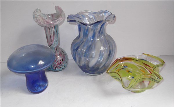 4 piece art glass lot (1 of 3)
