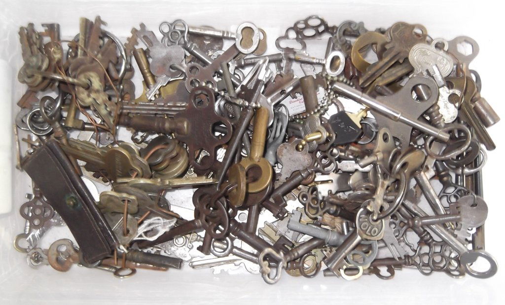 Large collection of assorted keys (1 of 6)