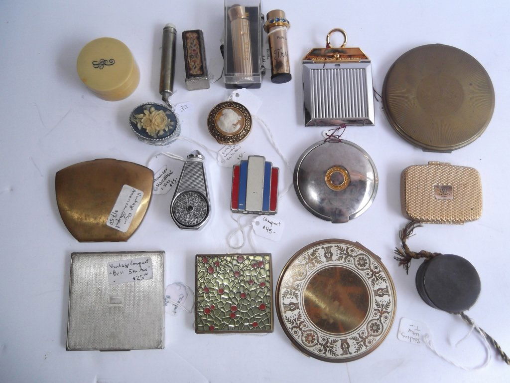 Collection of 18 vintage compacts, lipstick cases (1 of 5)