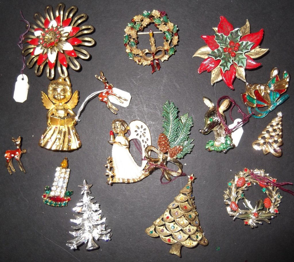 14 Christmas pins/brooches: 14 Christmas pins/brooches including Angels; trees; wreath.