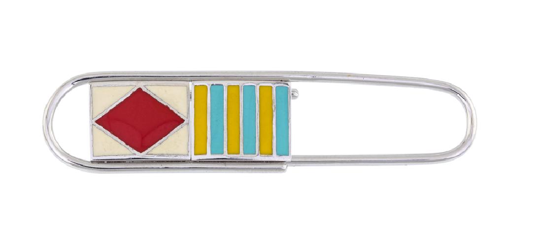 PINZA SOLDI IN ORO BIANCO CON BANDIERE SMALTATE| WHITE: Pinza soldi in oro bianco 18 kt con bandiere nautiche smaltate a caldo, 9,70 g totali. Money clip in 18 kt white gold with enamelled nautical flags, 9.70 g total.