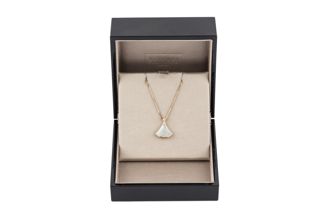 Ciondolo Bulgari in oro con un brillante e madreperla | (1 of 1)
