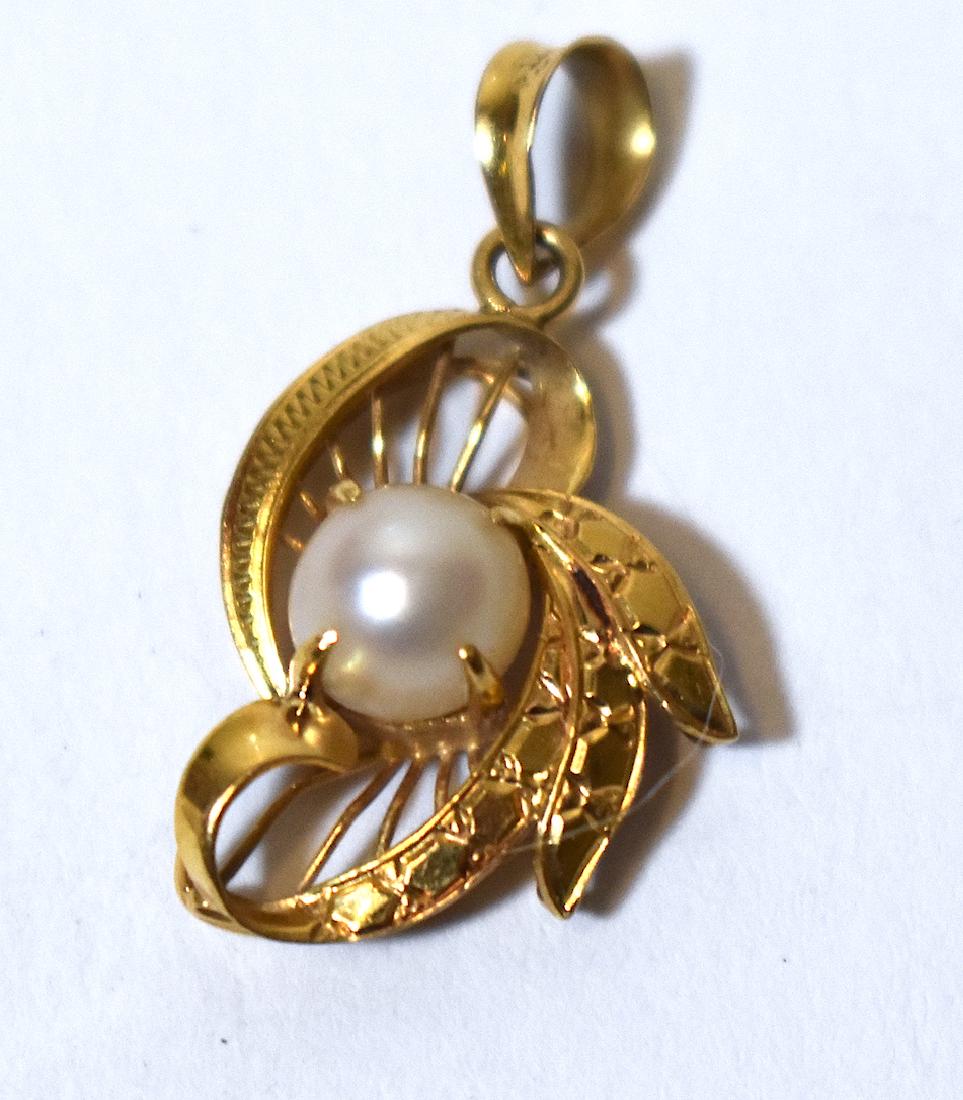 22 K Gold Cultured Pearl & Diamond Pendant: 22K mark