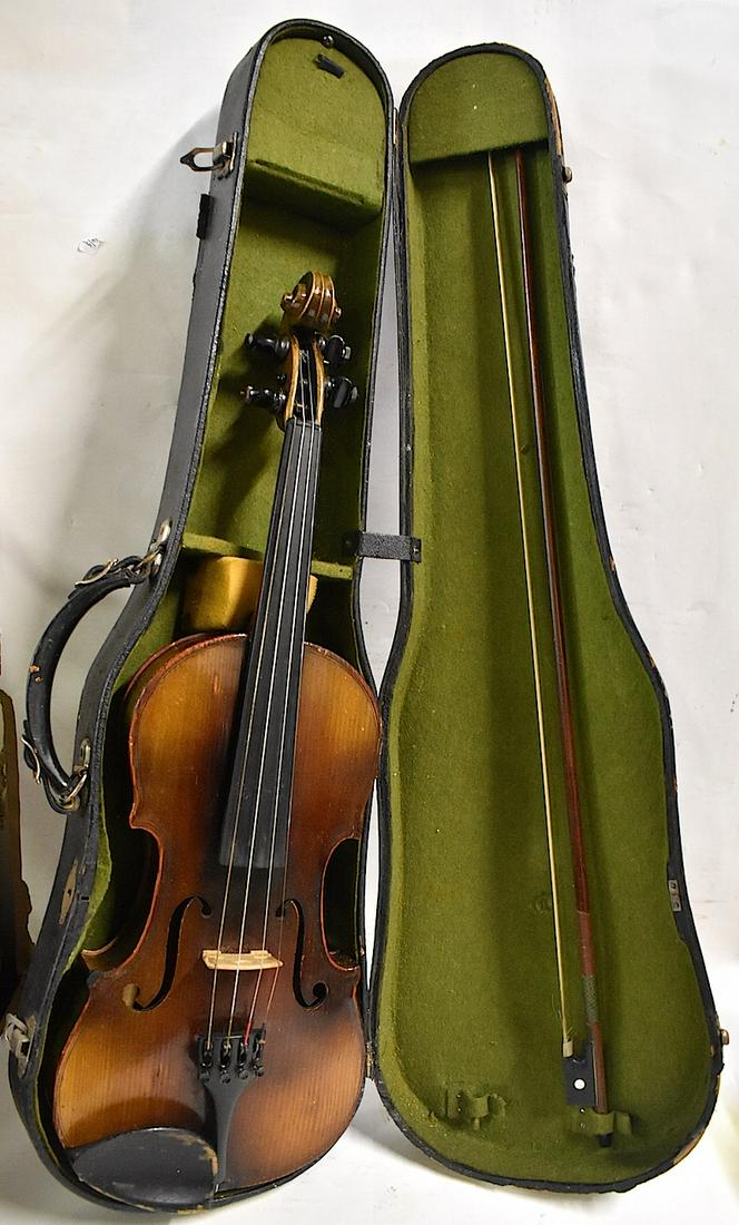 Jackson-Guldan Violin w/ Case: Label Reads Jackson-Guldan Violin Model Antonius Stradivarias Cremonenfis Facietat Anno 17. Made in Ohio. Comes with case and bow. Size of violin 24"L x 8"W.