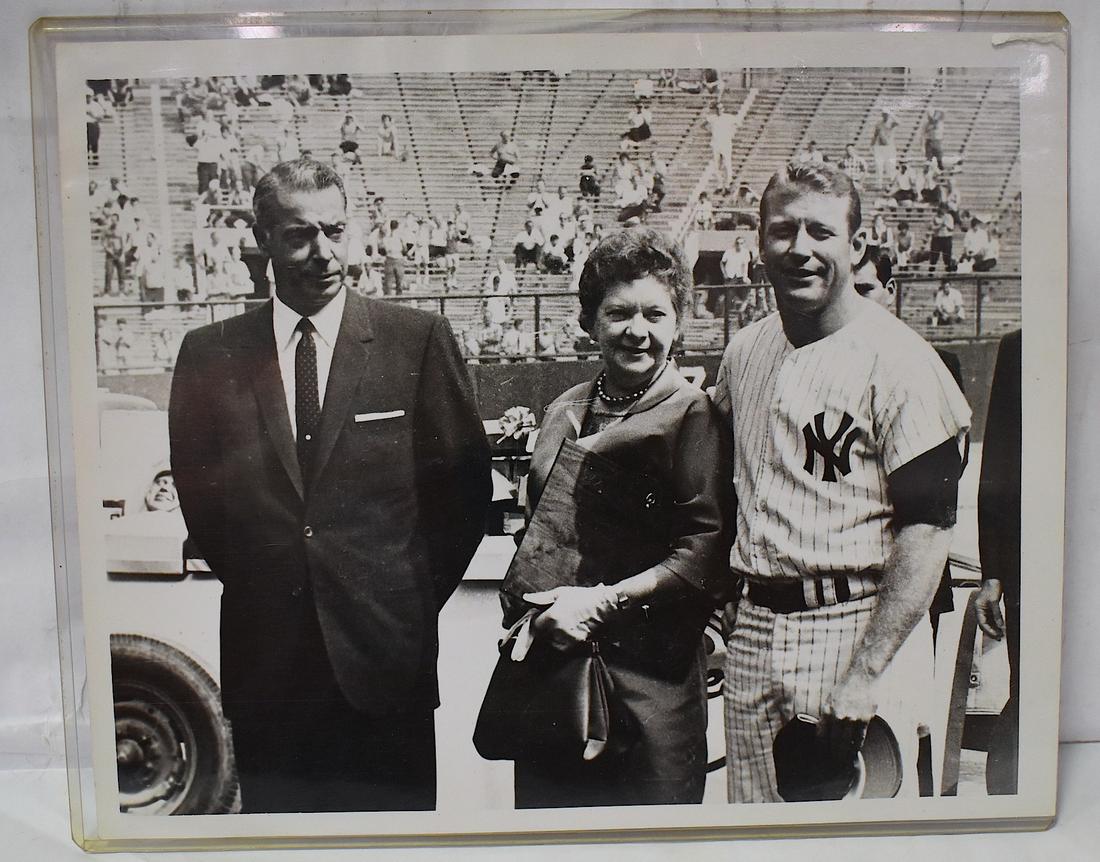 Russomanno Orig. Photo DiMaggio, Mantle, Ruth: DiMaggio, Mantle with Mrs Babe Ruth . Orig. photo with backstamp for the photographer 8 x 10