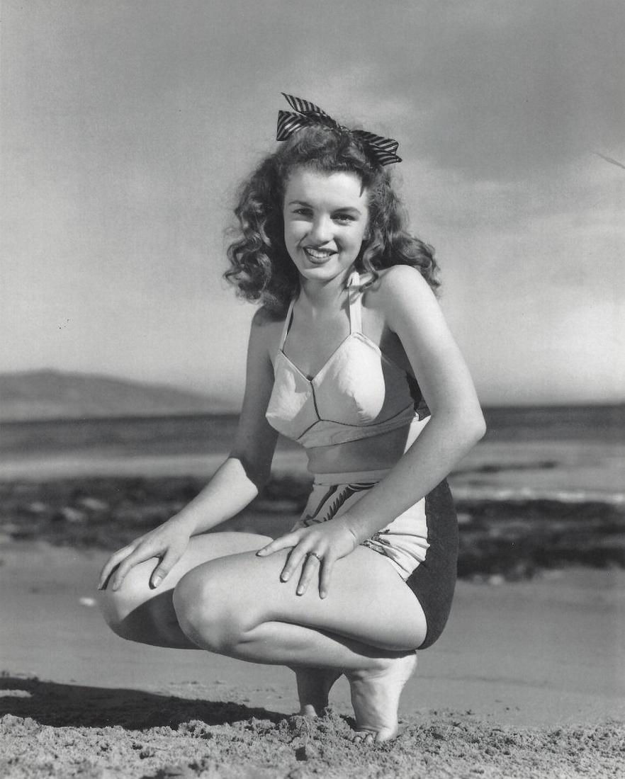 Marilyn Monroe Andre De Dienes Pulication Photo: Original Publication Photo, measuring approximately, 10.5"x8.5" includes white border. Taken in 1945, printed 1999. It comes stamped by the photographer and agency. The photograph is printed on double