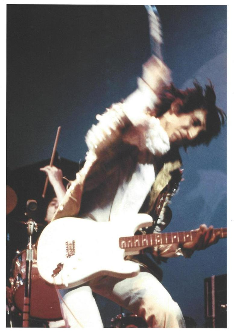 The Who Pete Townsend Linda McCartney Publication Photo: Original Publication Photo, measuring approximately, 11.5"x8.5" includes white border. Taken in 1967, printed 1999. It comes stamped by the photographer and agency. The photograph is printed on double