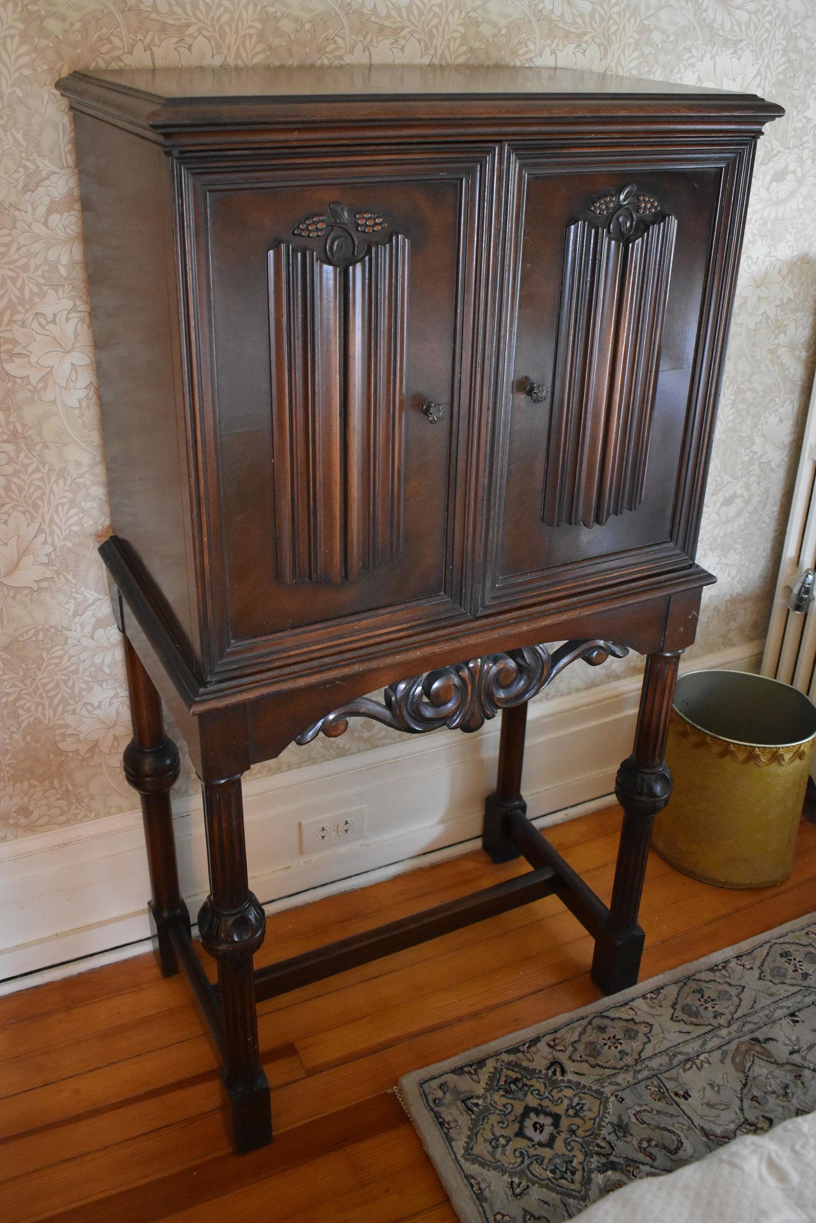 Victrola Stand. Carved Doors: Carved oak victrola stand, 2 doors, c. 1900. Size 49 1/2 x 25 1/2 x 15 in.